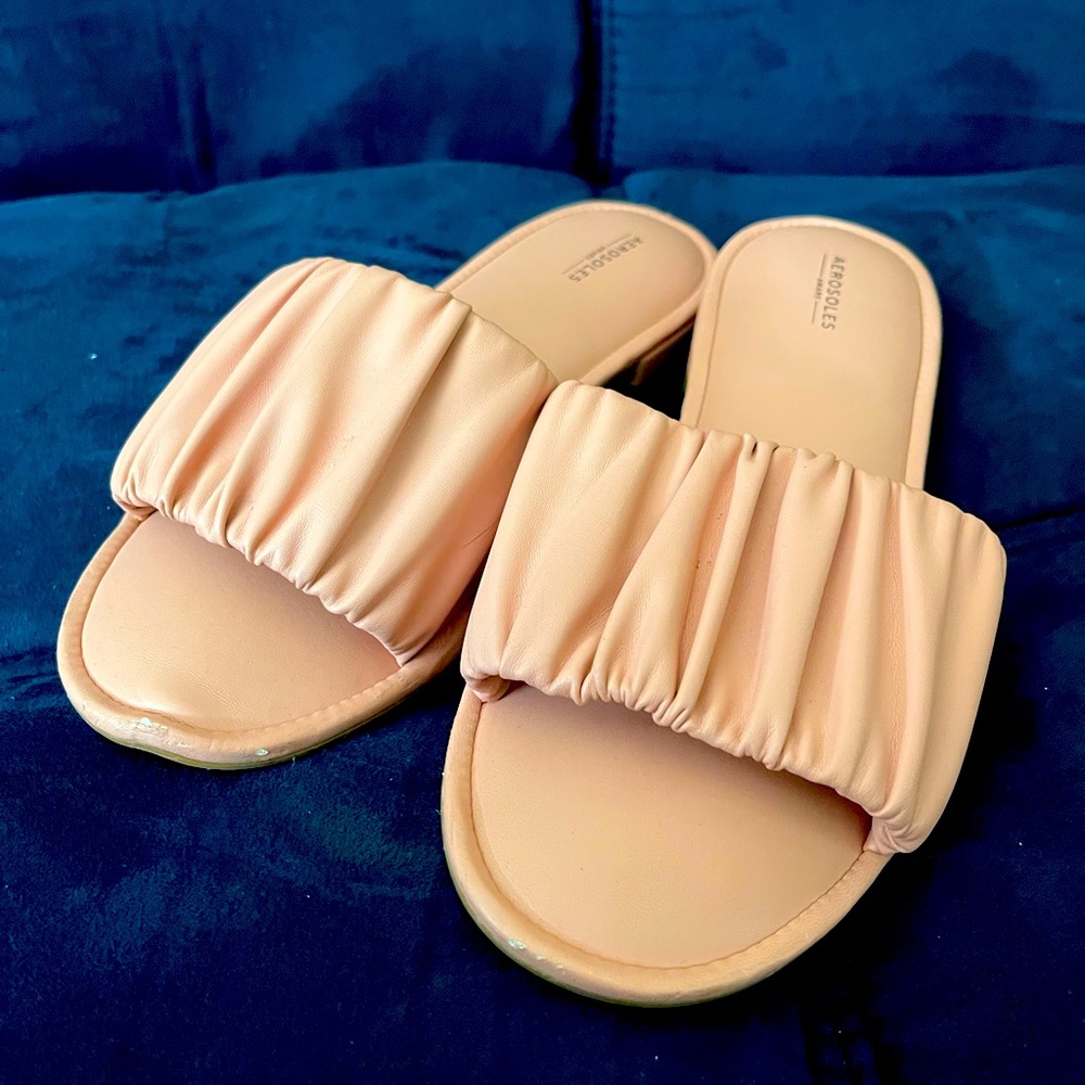 Super comfy  pink/coral slide sandals!